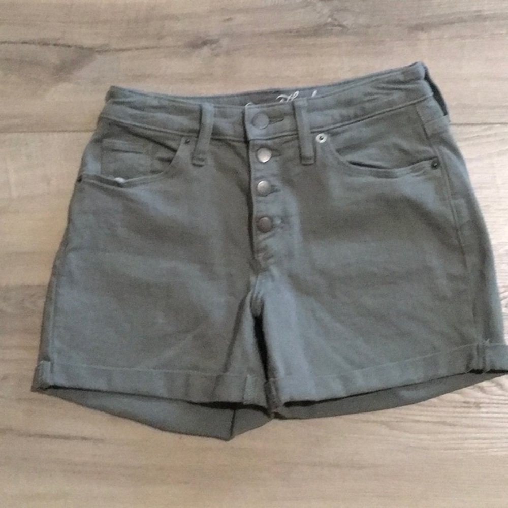 Universal Thread Shorts Size 2/26